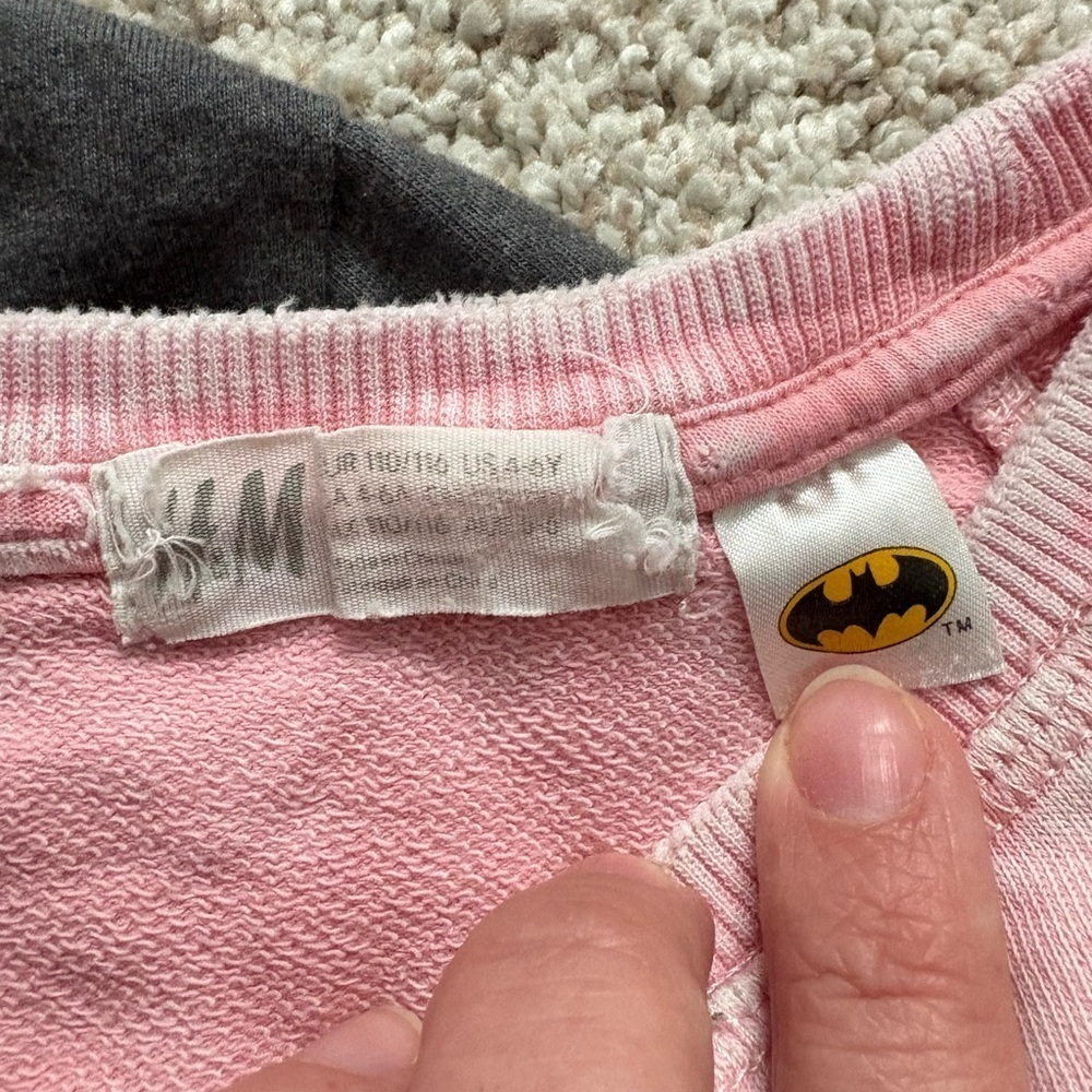 4T/5T bundle Colorful Peace Sign T-Shirt Tie-Dye Shorts Batman H&M sweatshirt - Picture 6 of 9